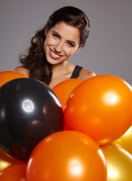 Sonriente mujer sosteniendo globos — Foto de Stock