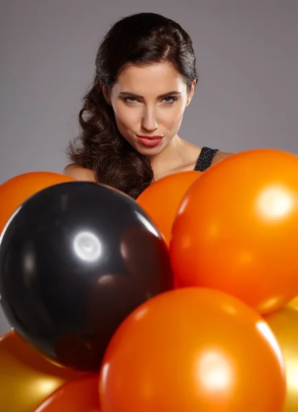Balonlar tutan gülümseyen kadın — Stok fotoğraf