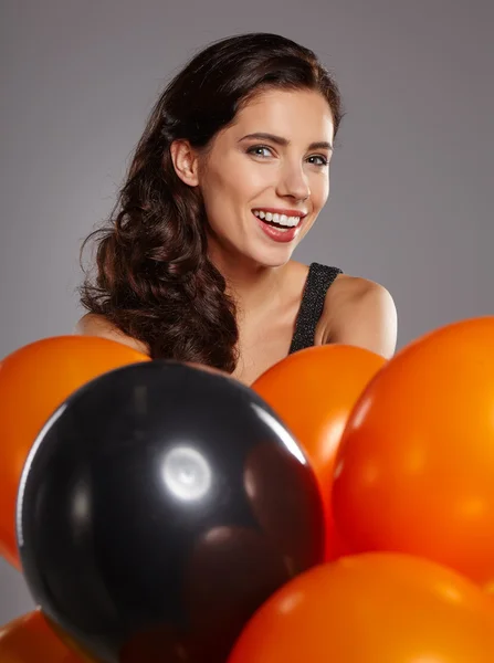 Sorrindo mulher segurando balões — Fotografia de Stock