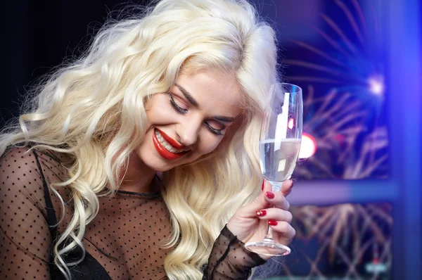 Femme avec une coupe de champagne — Photo