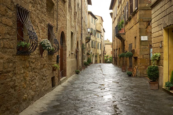 Strada pittorica del vecchio borgo italiano — Foto Stock