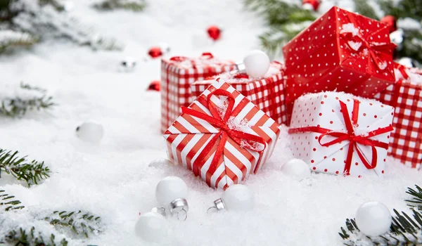Kerstmis samenstelling met sneeuw en decoratie — Stockfoto