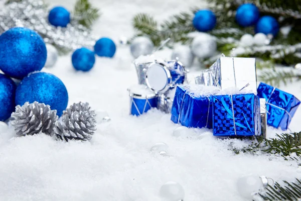 Weihnachtskomposition mit Schnee und Dekoration — Stockfoto