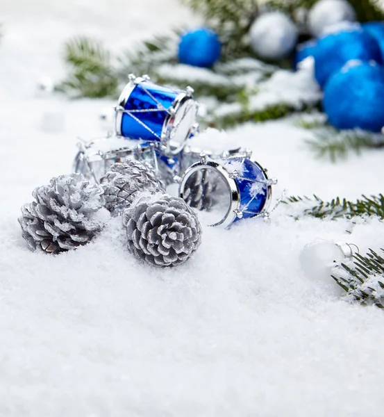 Kerstmis samenstelling met sneeuw en decoratie — Stockfoto