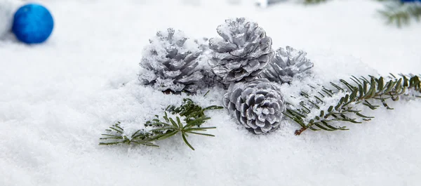 Weihnachtskomposition mit Schnee und Dekoration — Stockfoto