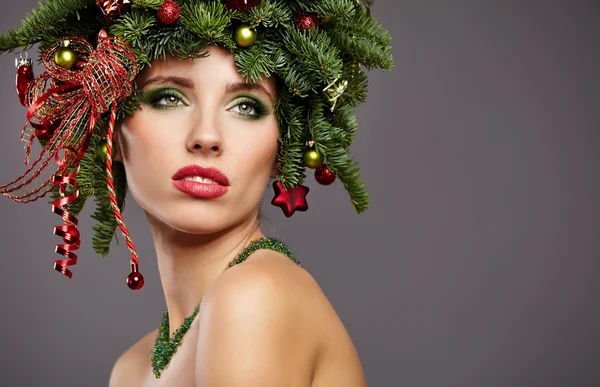Meisje met kerstboom kapsel — Stockfoto