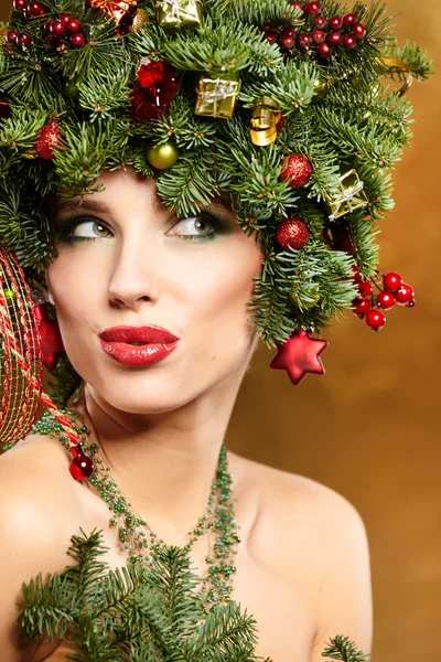 Chica con peinado de árbol de Navidad —  Fotos de Stock