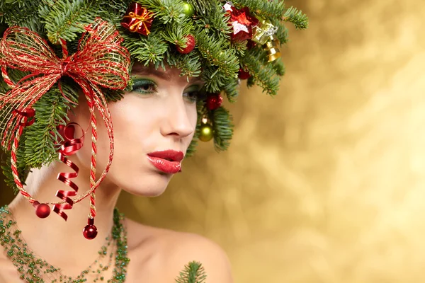 Fille avec coiffure d'arbre de Noël — Photo