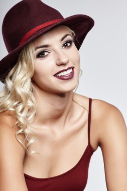 şapkalı seksi kadın