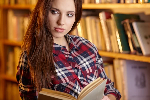 Hermosa estudiante en la biblioteca —  Fotos de Stock