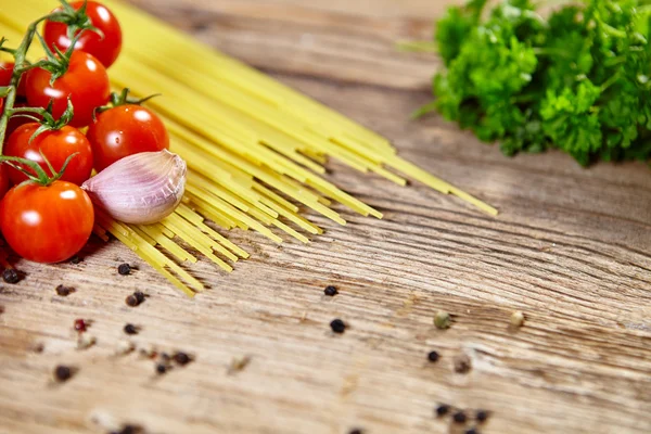 Homemade pasta and ingredients — Stock Photo, Image