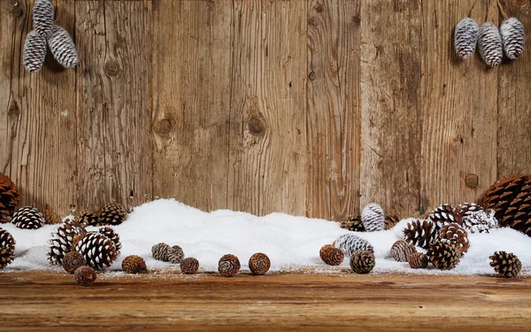 Conos de árbol de Navidad y nieve —  Fotos de Stock