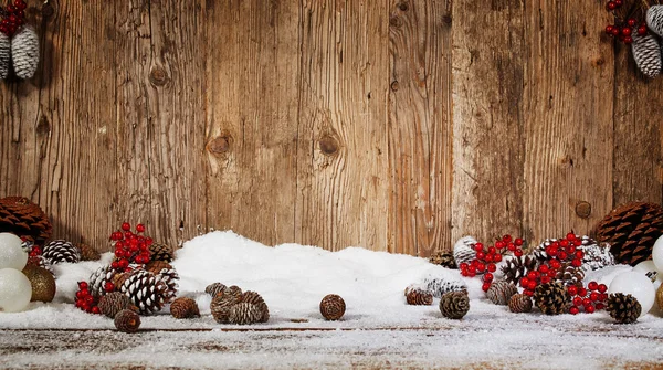 Cones de árvore de Natal e neve — Fotografia de Stock