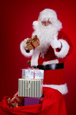 Bir çanta dolusu hediyeyle Noel Baba