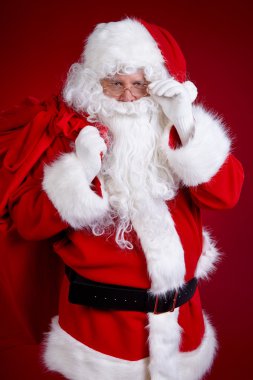 Bir çanta dolusu hediyeyle Noel Baba