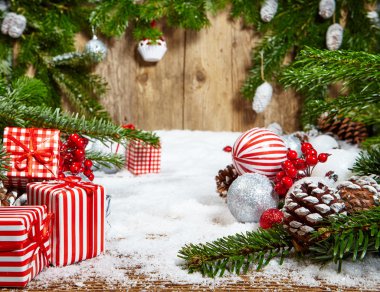 Çam ağacı ile Noel dekorasyon