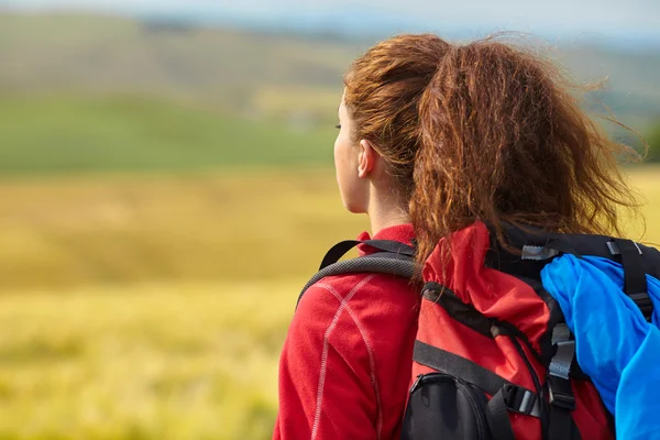 Backpacker podróży wzdłuż Włochy — Zdjęcie stockowe