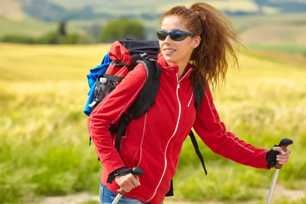 Backpacker färdas längs Italien — Stockfoto