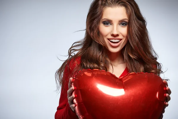 Женщина с шаром в форме сердца — стоковое фото
