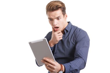 Tabletli genç adam.