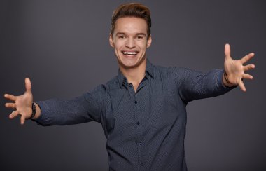 Stüdyoda poz veren adam