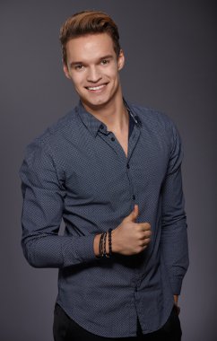 Stüdyoda poz veren adam