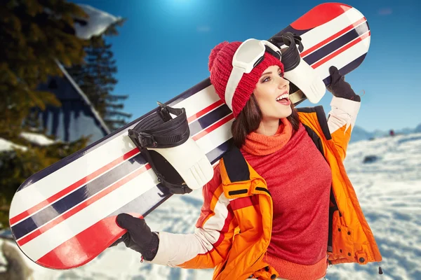 Žena v šatech snowboardista — Stock fotografie