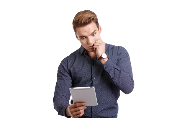 Joven con la tableta — Foto de Stock