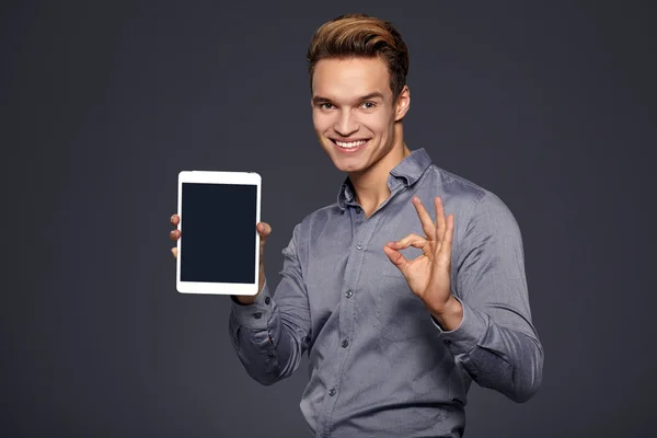 Joven con la tableta — Foto de Stock