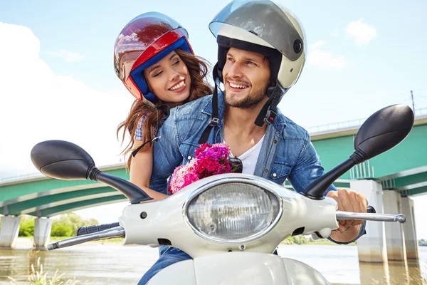 Uomo dà fiori bella donna — Foto Stock