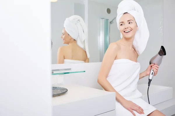 Mulher envolto em toalha branca — Fotografia de Stock