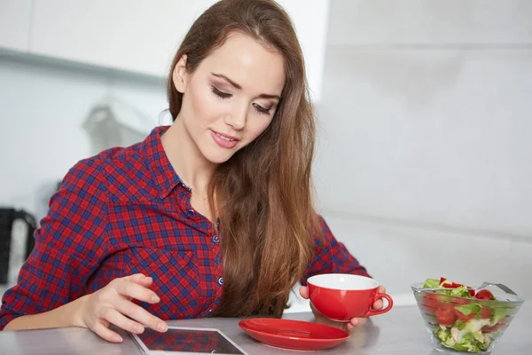Kvinna sitter på kök — Stockfoto