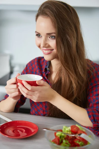 Frau sitzt in Küche — Stockfoto