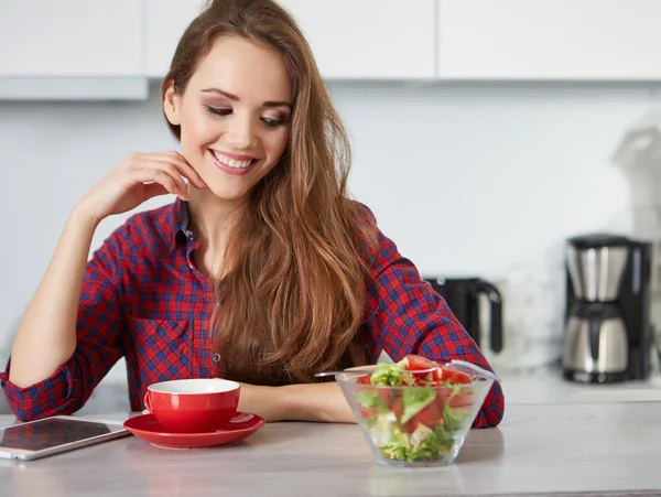 Frau isst Gemüsesalat — Stockfoto