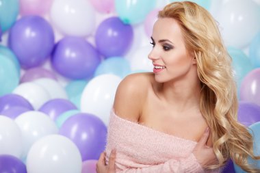 Balonlu sarışın kadın