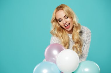 Balonlu sarışın kadın