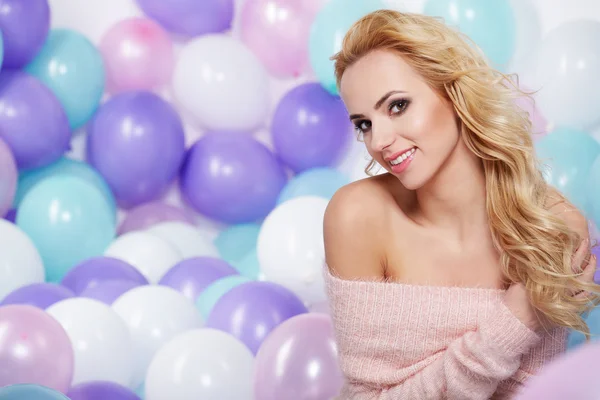 Femme blonde avec des ballons — Photo