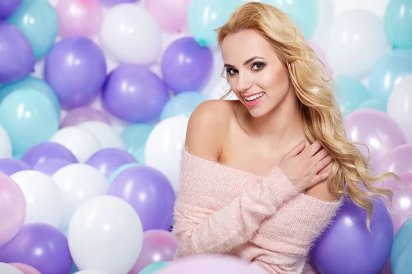 Blonde Frau mit Luftballons — Stockfoto