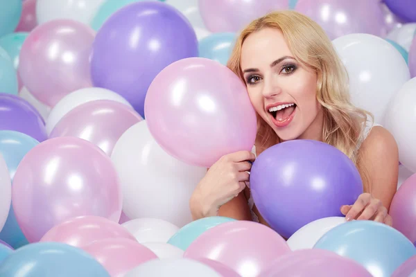 Blonde Frau mit Luftballons — Stockfoto