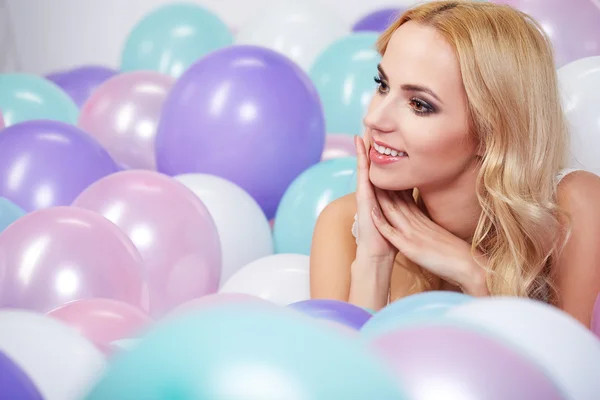 Blonde vrouw met ballonnen — Stockfoto