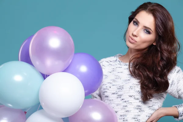 Brünette Frau mit Luftballons — Stockfoto