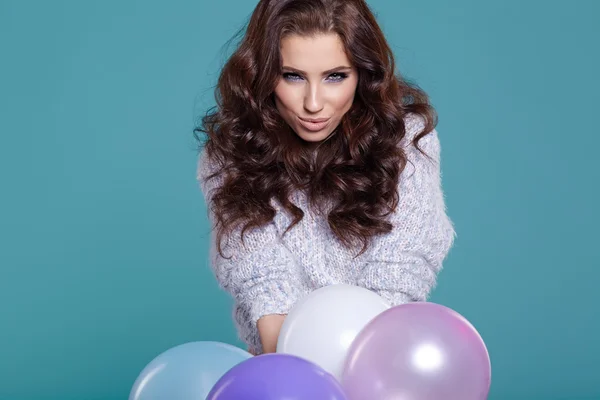 Brünette Frau mit Luftballons — Stockfoto