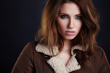 kadın giyiyor kış ceket