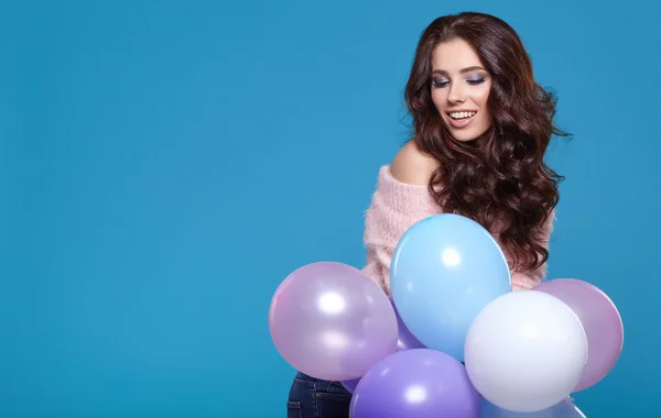 Brunette vrouw met ballonnen — Stockfoto