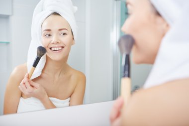 Beyaz havlu sarılı kadın