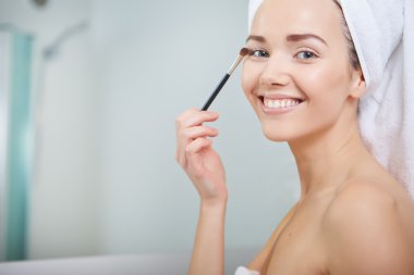 Beyaz havlu sarılı kadın