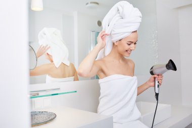 Beyaz havlu sarılı kadın