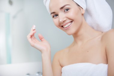 Beyaz havlu sarılı kadın