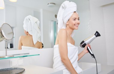 Beyaz havlu sarılı kadın