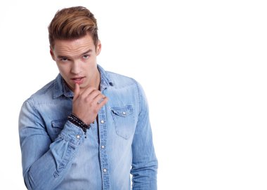 Stüdyoda poz veren adam